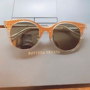 ✨BOTTEGA VENETA SUNGLASSES✨NEW WITH AUTHENTICATION CARD, CASE AND BOX